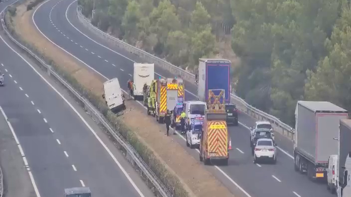 Un accidente múltiple entre cuatro vehículos obliga a cortar la AP-7 en L'Ametlla de Mar
