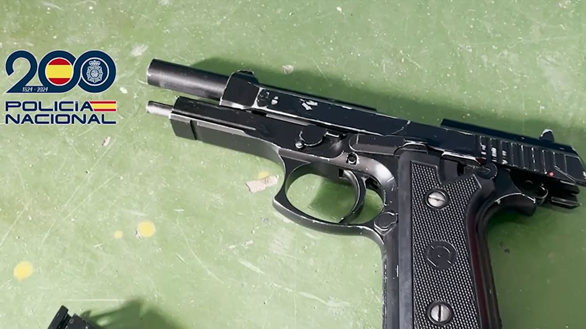 detienen a un policía por su pistola prestada