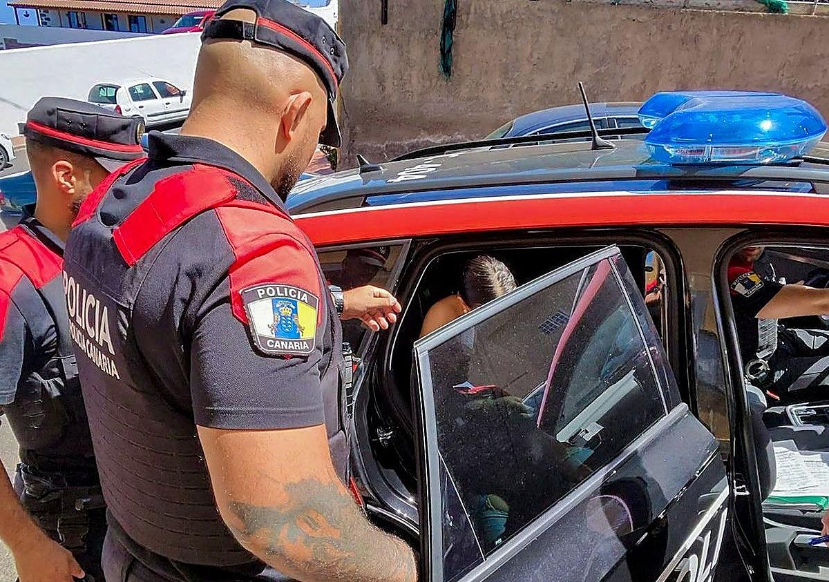 Agentes de la Policía Autonómica detienen a dos mujeres con requisitorias judiciales en el norte de Tenerife.