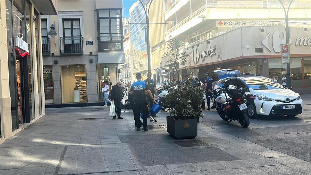 Sofocan un fuego en una alcantarilla causado por una colilla