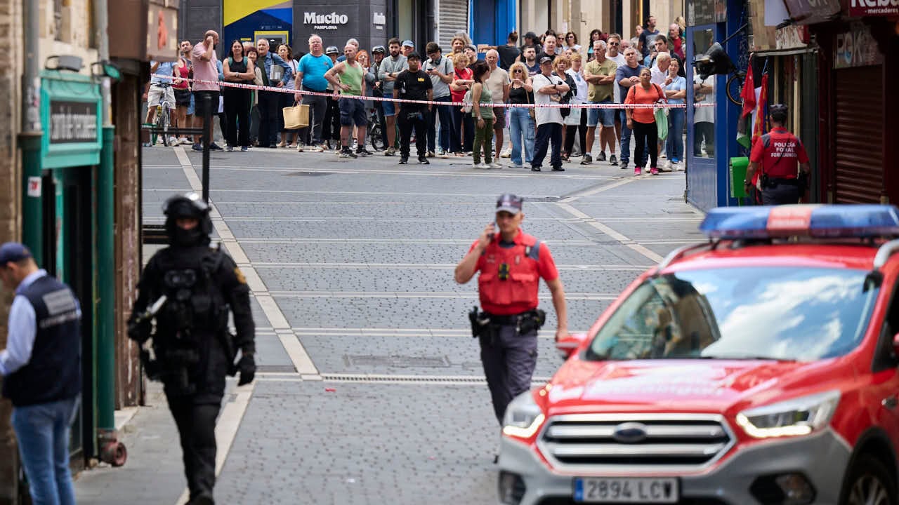 <p><strong>Alarma en Pamplona: Despliegue policial por un hombre armado en el Casco Viejo que resultó ser un falso aviso</strong></p>