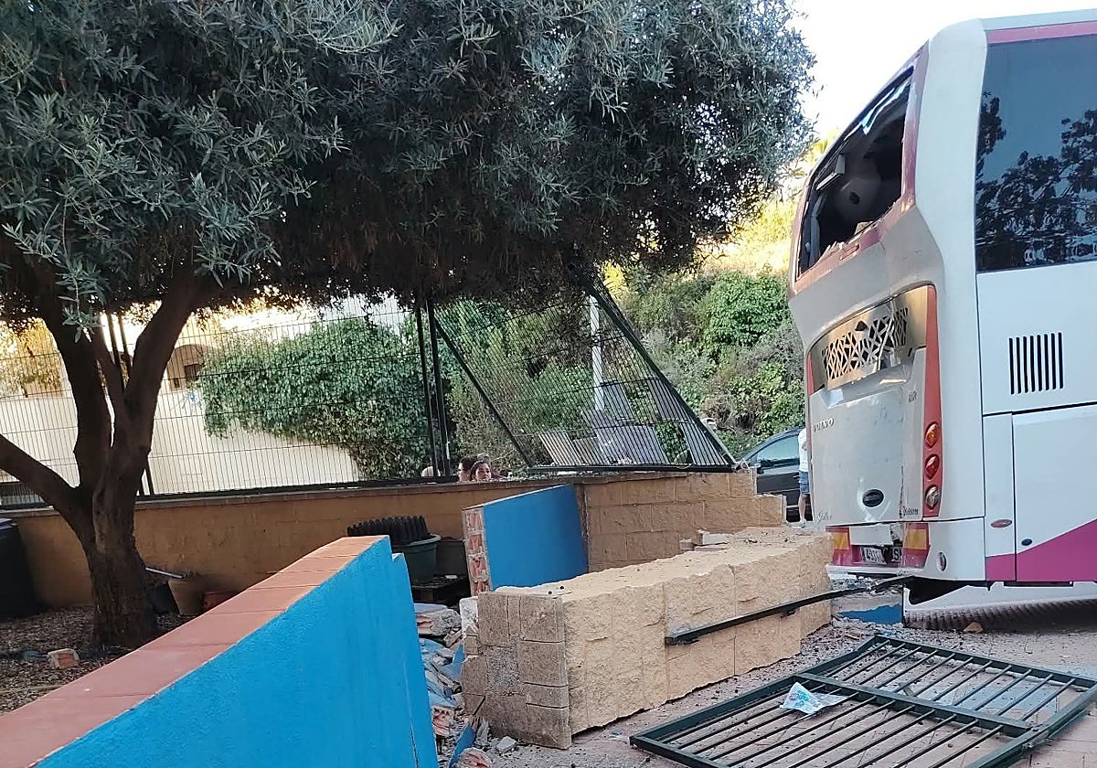 Alarma en el Colegio Carmen Martín Gaite tras dos accidentes de autobús escolar en menos de una semana