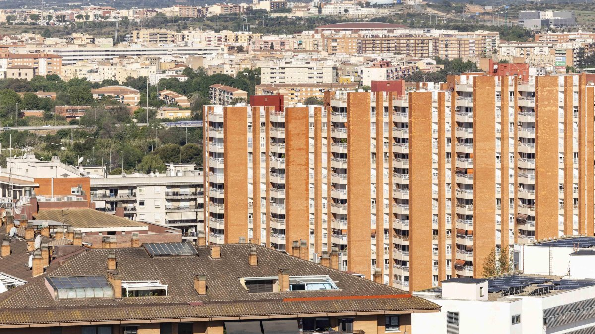 Alerta en Tarragona: Vecinos reportan olor a gas y hidrocarburos cerca del mar, sin incidentes confirmados