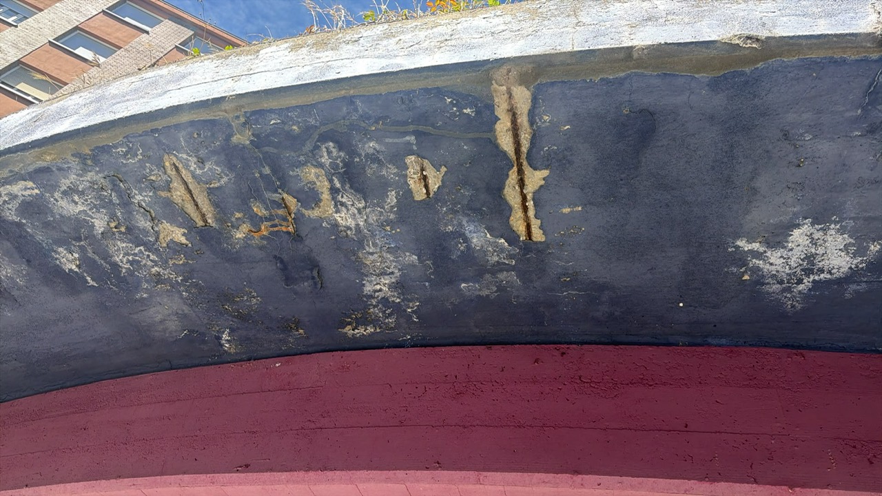 Riesgo para peatones en Vitoria por desprendimientos del puente