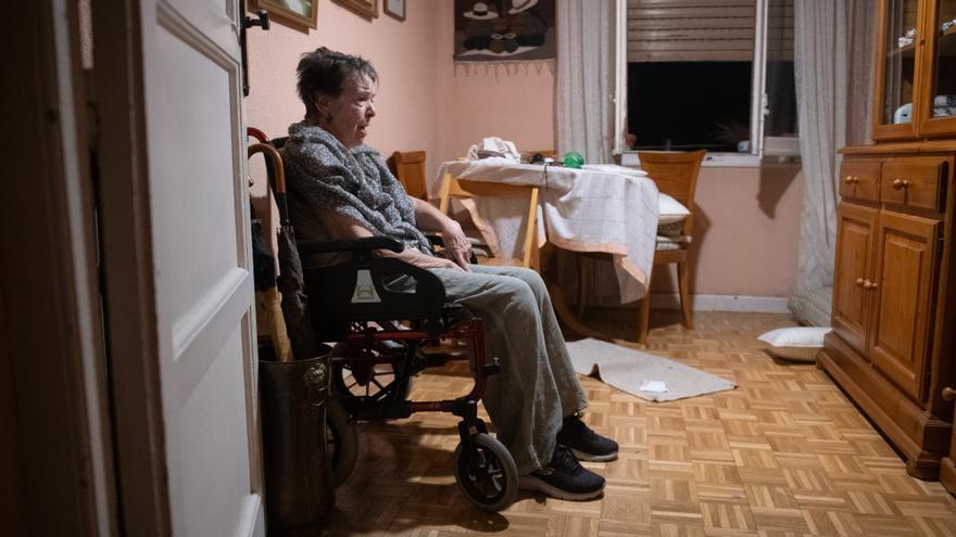 El desahucio de una vecina de 87 años en Madrid provoca tensión entre cientos de personas a la puerta de su casa
