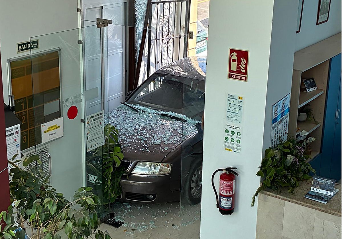 Un octogenario estrella su coche contra el Ayuntamiento de Mollina: investigan si el accidente es intencionado