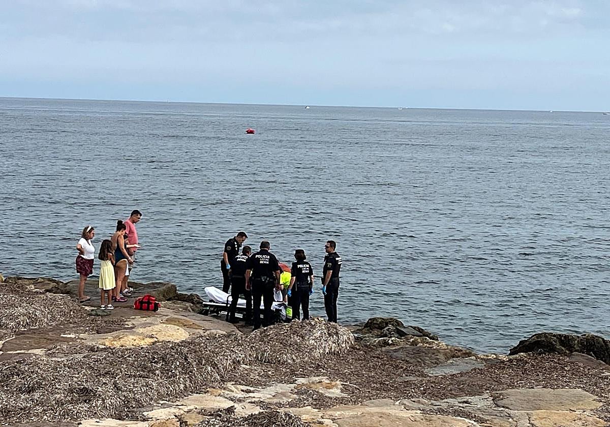 ACCIDENTE PLAYA DÉNIA | Herido un bañista tras resbalar en las rocas y golpearse en la cabeza en una playa de Dénia