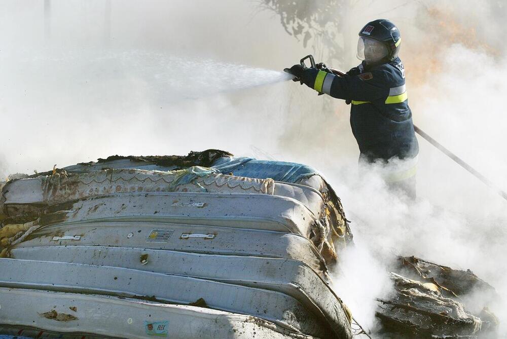 Bomberos Apagan Rápidamente un Incendio de Colchones y Evitan una Mayor Propagación de las Llamas