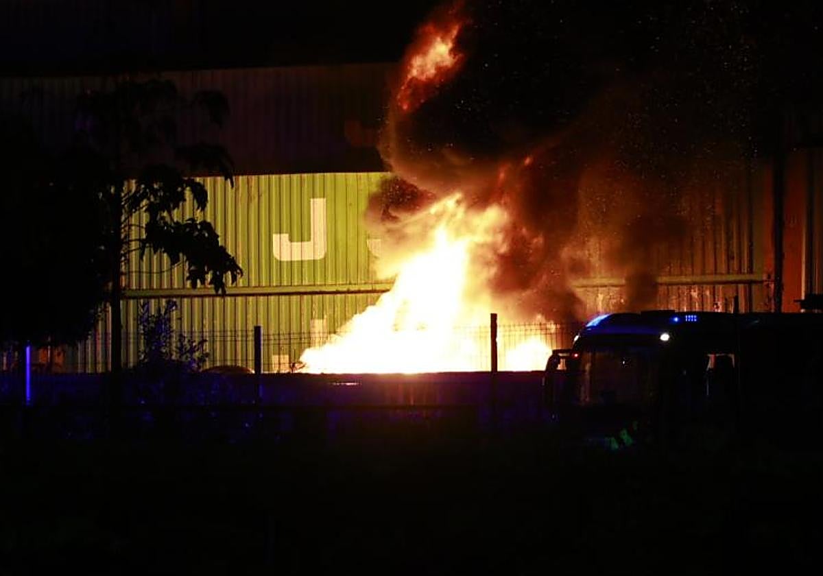 SUCESOS | Un incendio en el puerto de Alicante pone en alerta a los bomberos