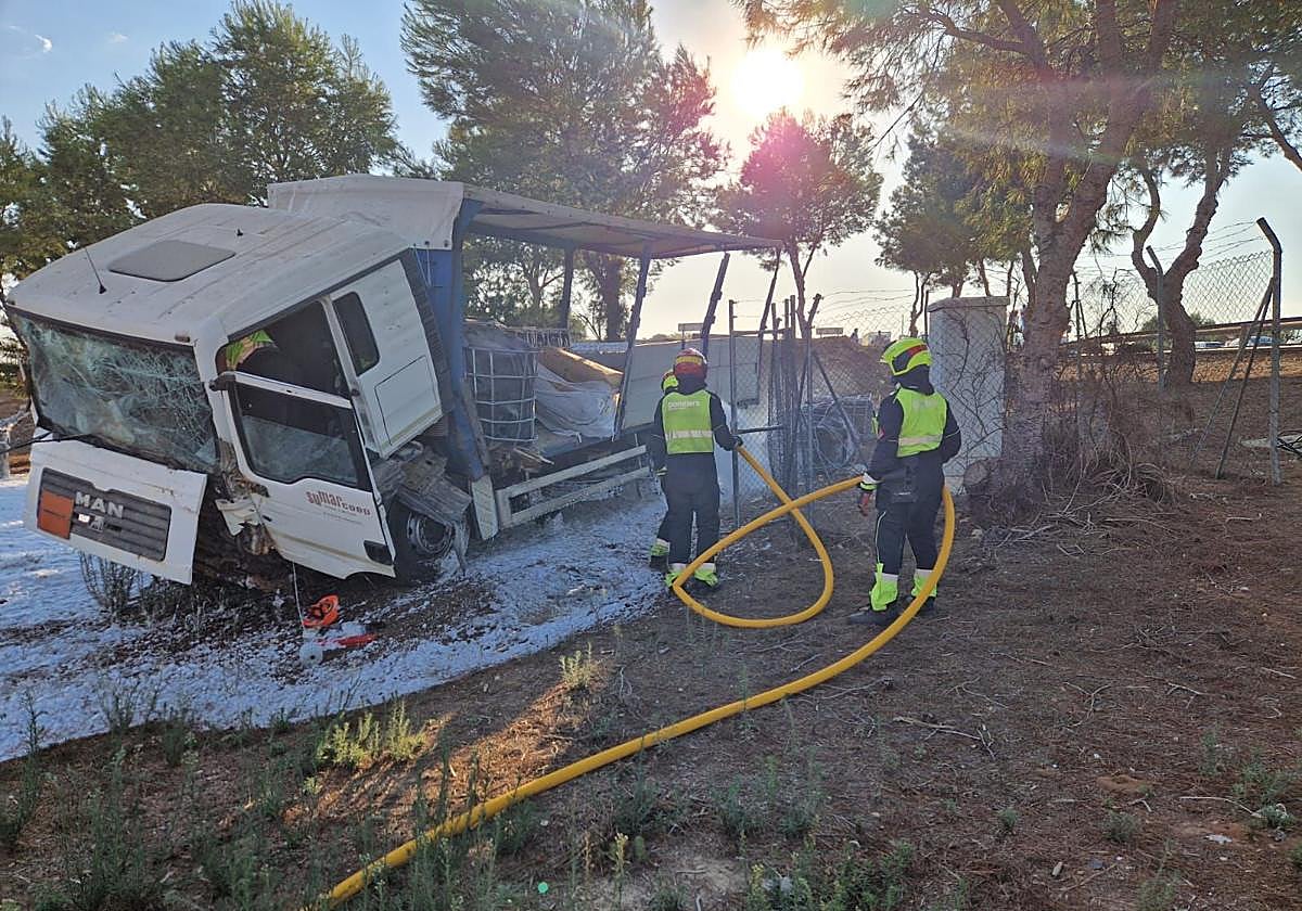 Un camión con mercancías peligrosas vuelca tras salirse de la A-7 en Cox