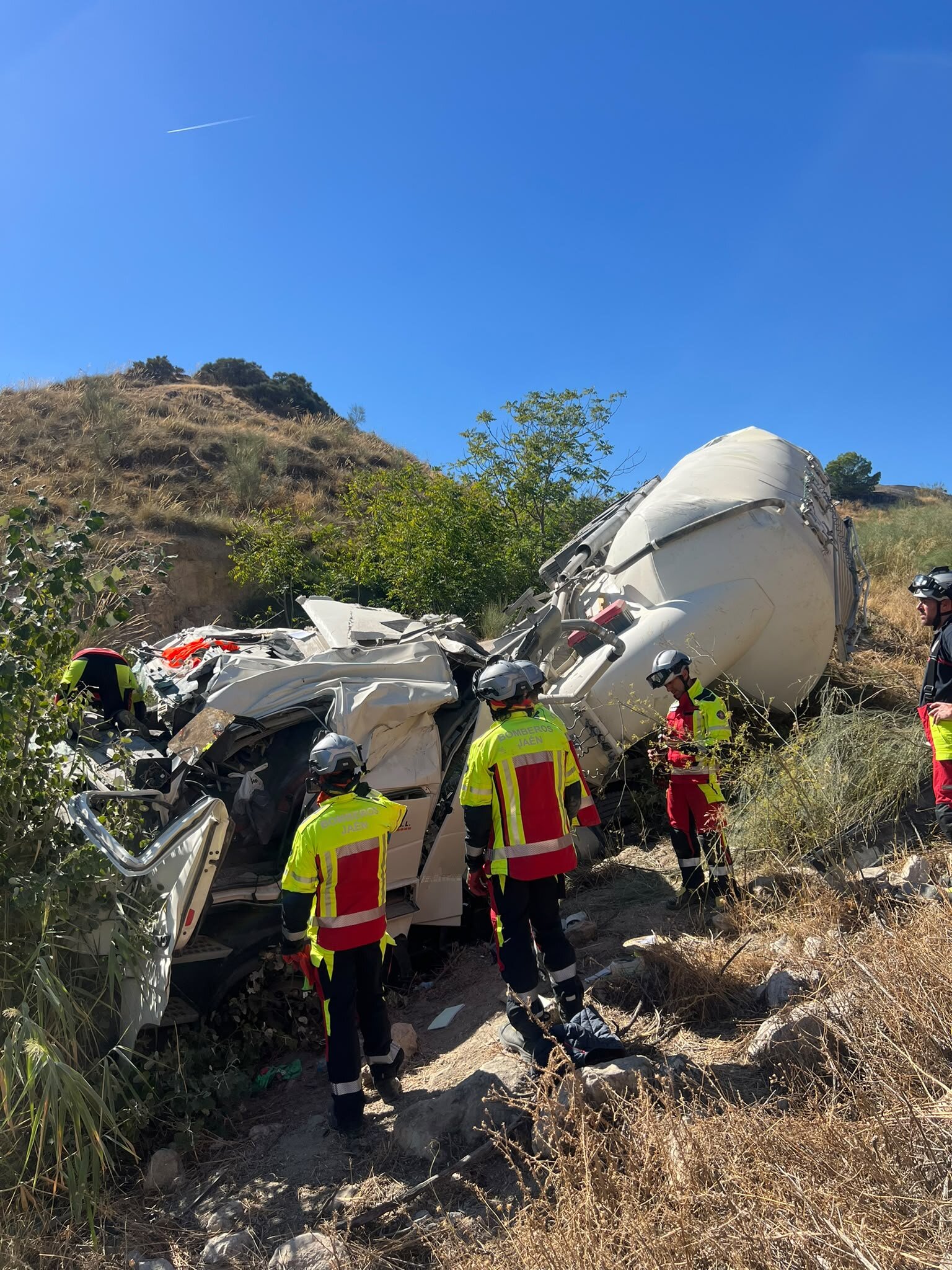 Bomberos de Jaén rescatan a conductor atrapado en camión tras accidente en A-44