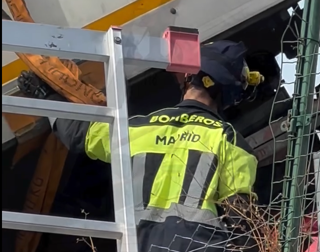Retiran un camión sin conductor sobre un muro en Villaverde