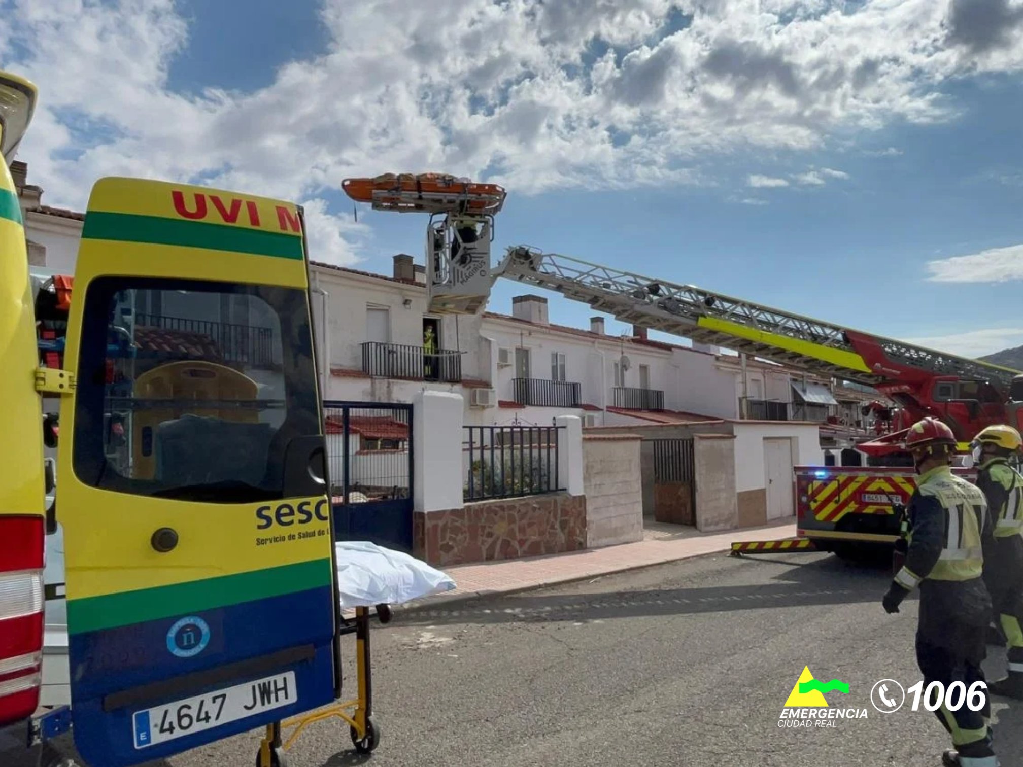 Complicada evacuación de una persona con posible fractura de cadera en Almodóvar del Campo