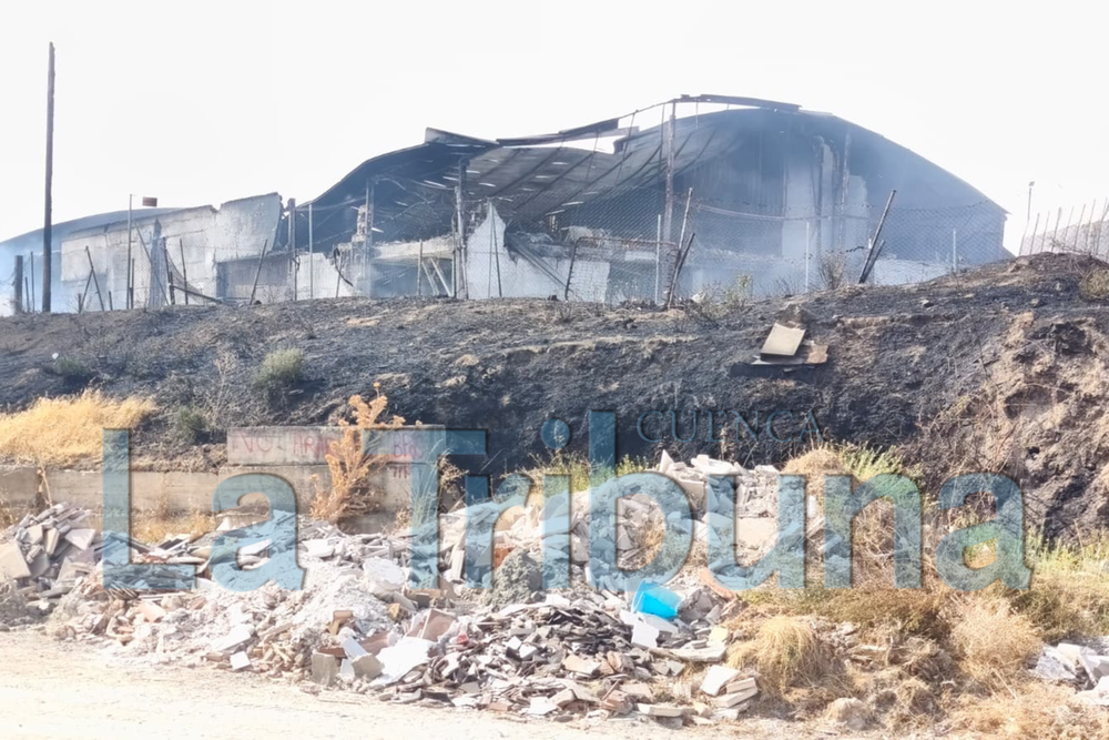 Bomberos logran extinguir incendio en Centro de Reciclaje Mobec en Cuenca