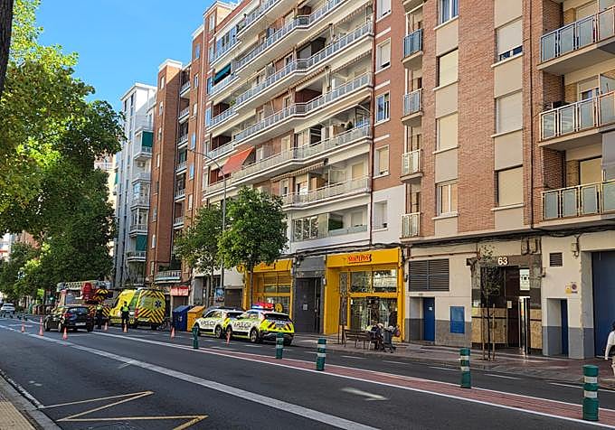 La Policía Local ha cortado un carril para facilitar el trabajo de bomberos y sanitarios.