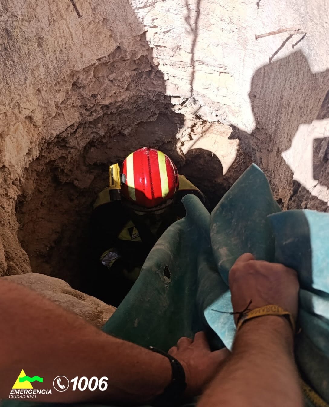 Rescatado un perro en Villarrubia de los Ojos tras caer a un pozo y mantenerse a flote sobre una cesta