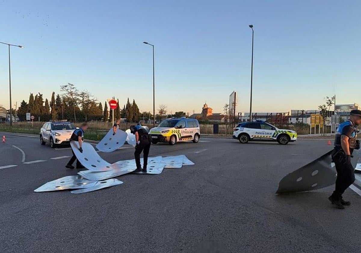 Corte total de una calle de Burgos al caer seis toneladas de chapa que transportaba un camión