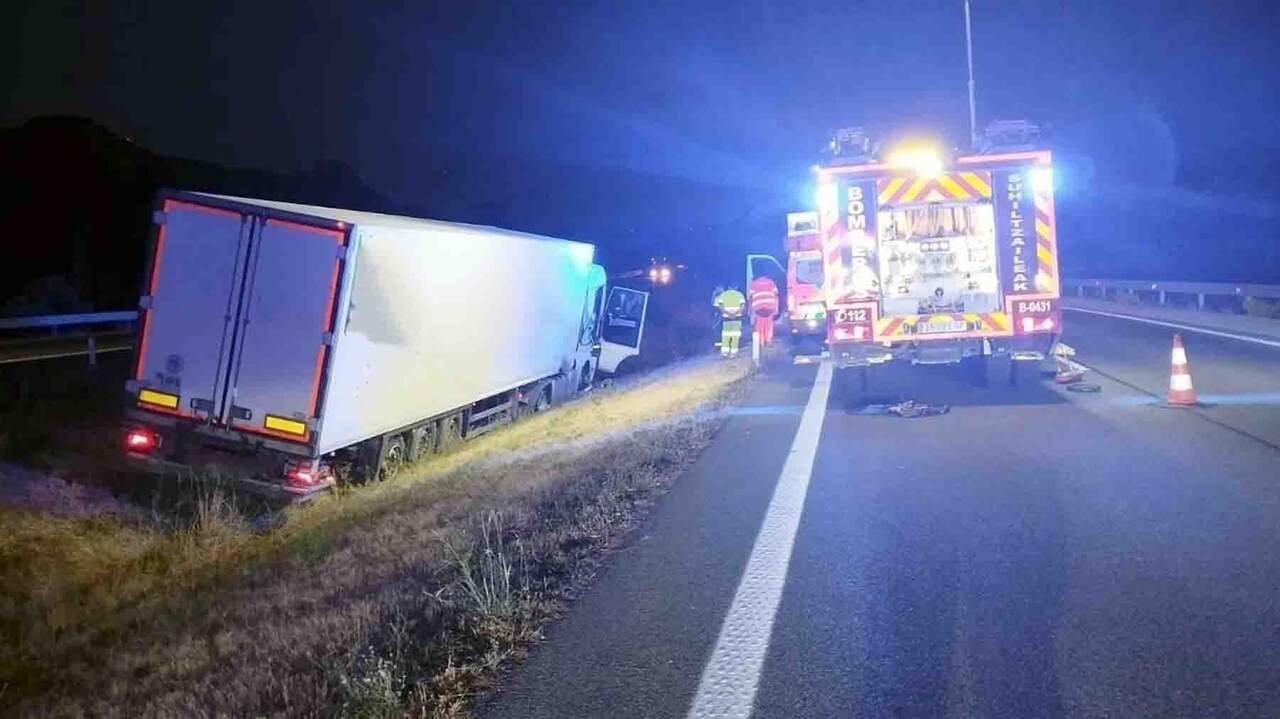 Un camión se sale de la AP-15 de madrugada y termina en la mediana: su conductor ha resultado herido