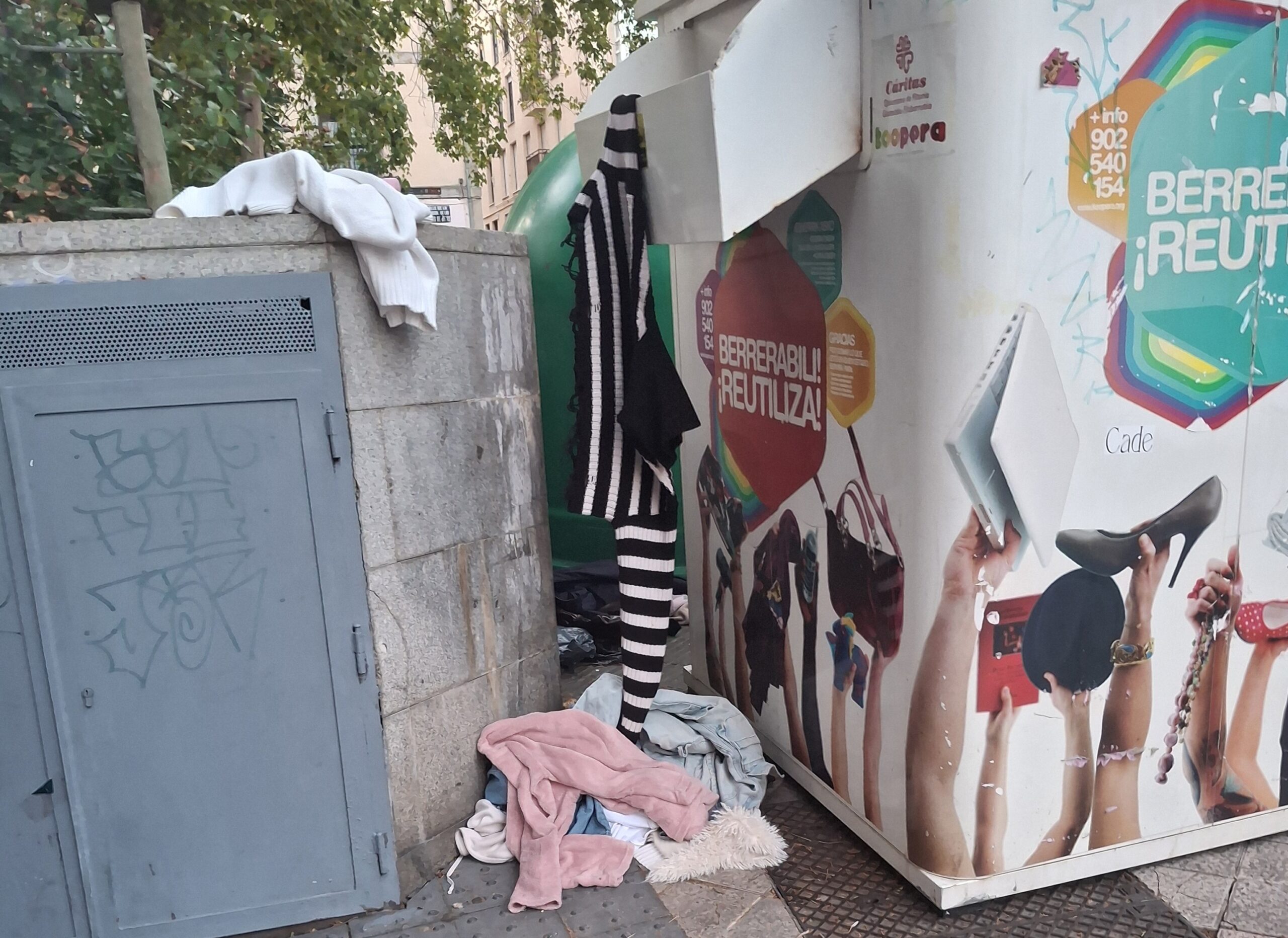 Caos en contenedores de ropa de Vitoria ¿Quién crees es culpable?