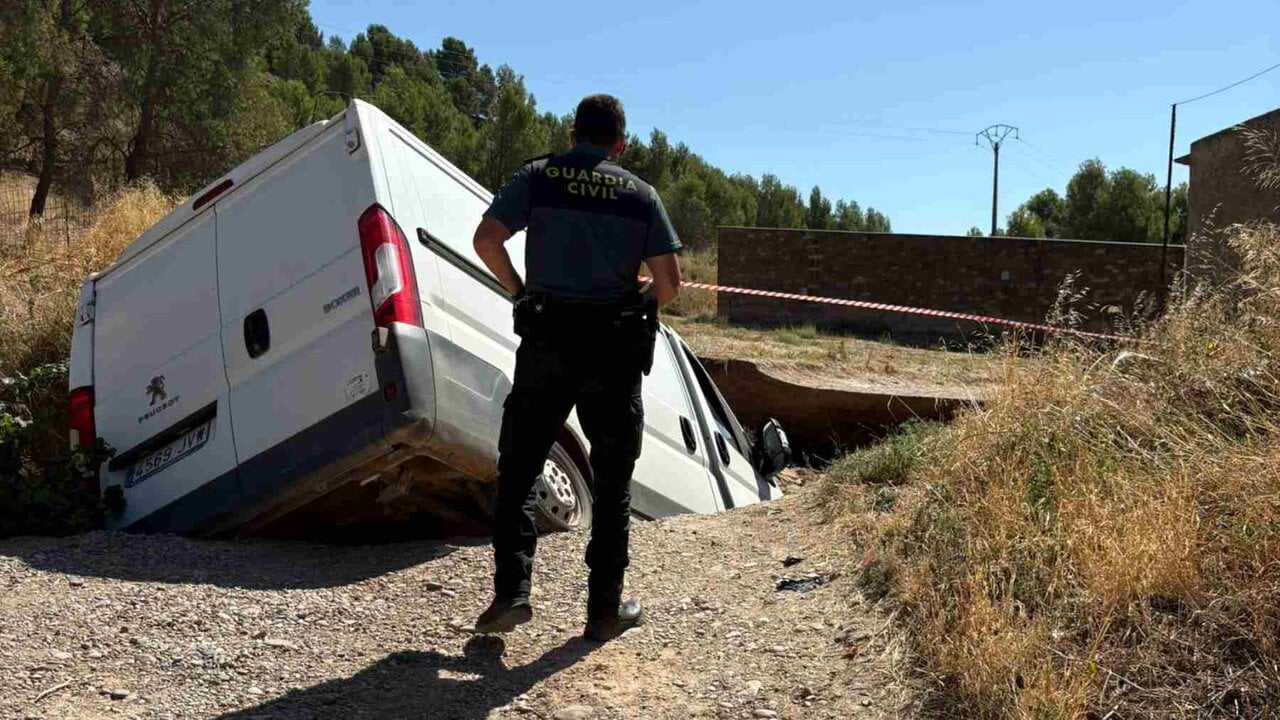 El suelo se desploma al paso de una furgoneta de reparto y la deja semisepultada en mitad de un pueblo de Navarra