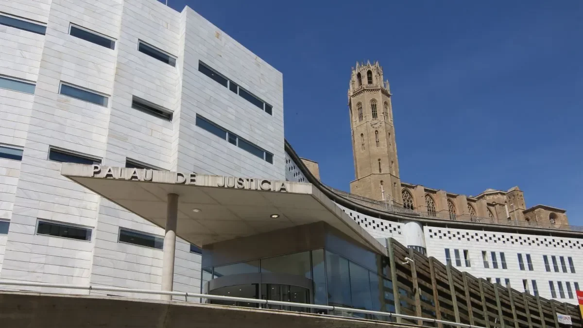 Condenan a hombre por estafar 14.000 euros a compañero de trabajo con falsa compra de tractor: Audiencia de Lleida