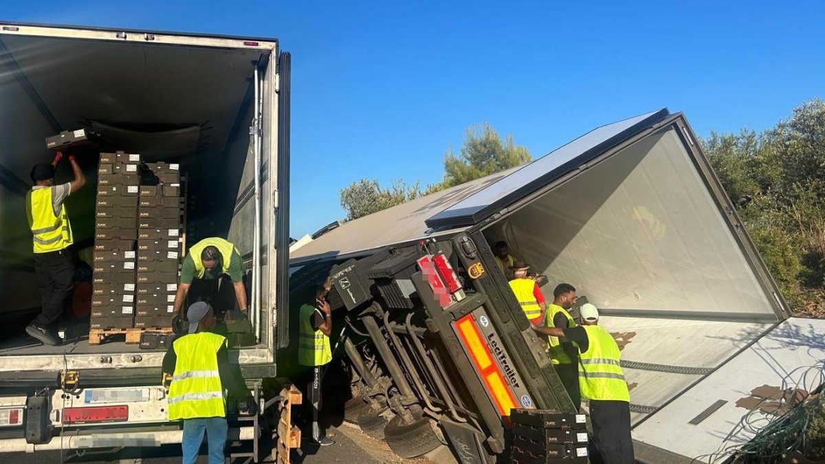 Tres camiones chocan en la AP-7 y colapsan varias horas la autopista en L'Ametlla de Mar