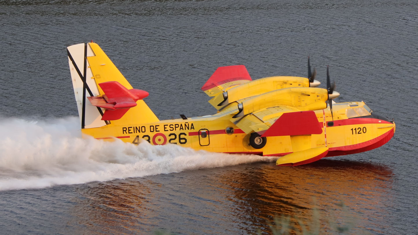 Avión en Ourense luchando contra los incendios