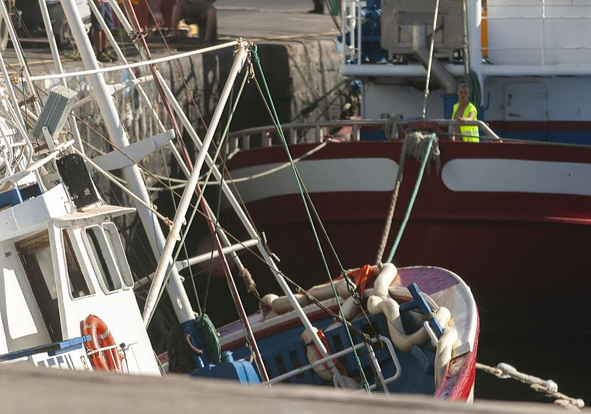 La Autoridad Portuaria de Las Palmas asegura que el vertido del pesquero hundido en Puerto Naos está controlado