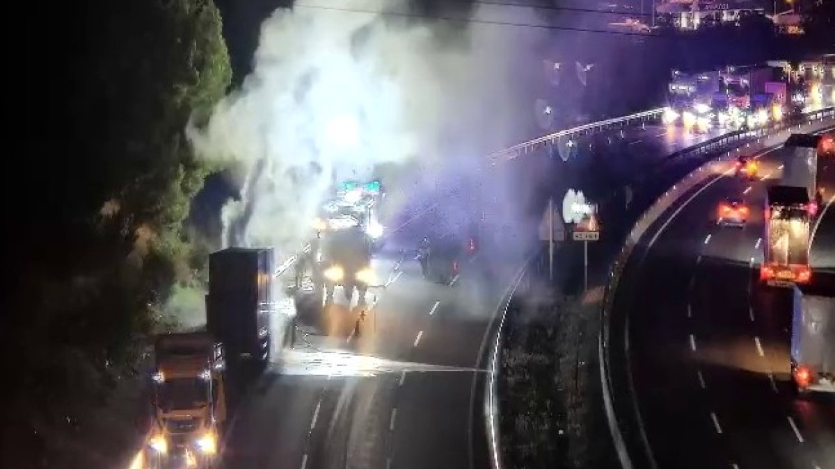Un camión en llamas colapsa la AP-7 en Banyeres del Penedès en sentido Tarragona