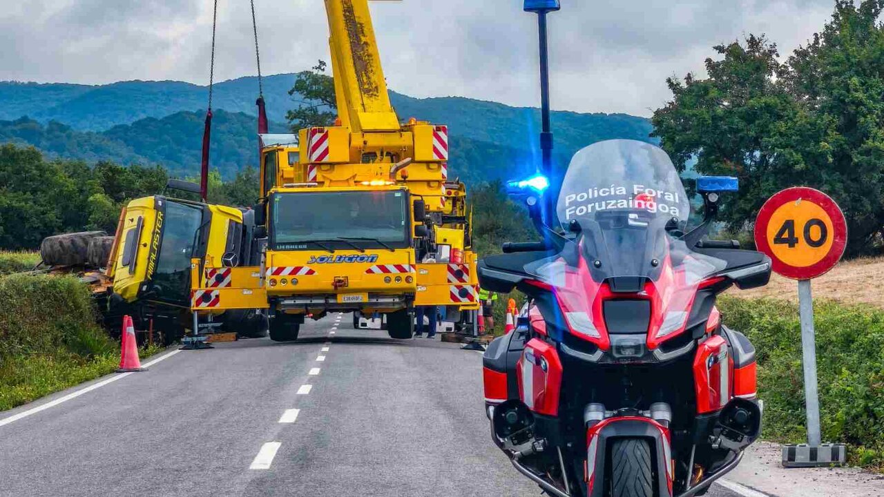 Vuelca un camión en Navarra y obliga a cortar el tráfico en la carretera: lleva más de 12 horas cerrada