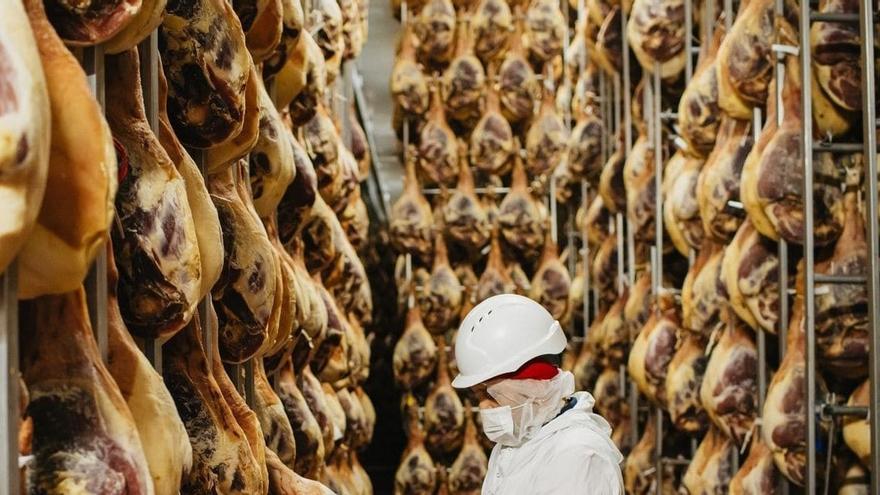 Cuatro años de cárcel por comprar quesos y jamones sin intención de pagar