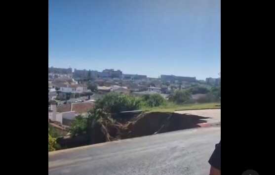 Derrumbe en Matalascañas afecta a varias viviendas tras avería en tubería de agua