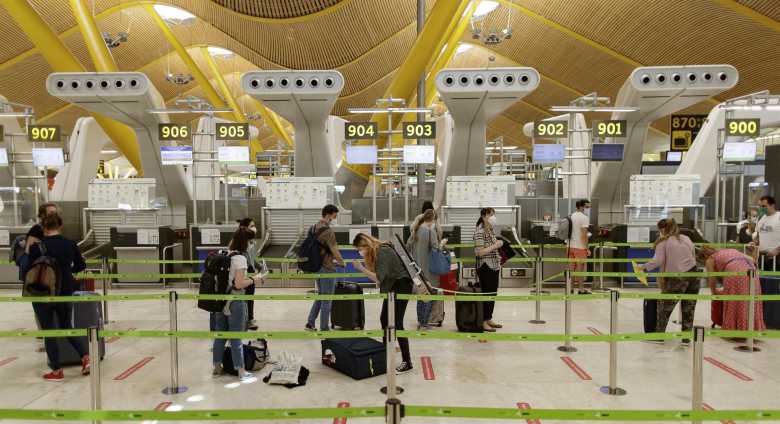 Pasajeros con sus maletas en las instalaciones de la Terminal T4 del Aeropuerto Adolfo Suárez Madrid-Barajas (Foto: E.Parra/Ep)