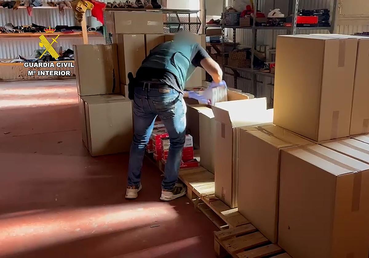 Cae en Alicante una organización que vendía por internet tabaco de contrabando