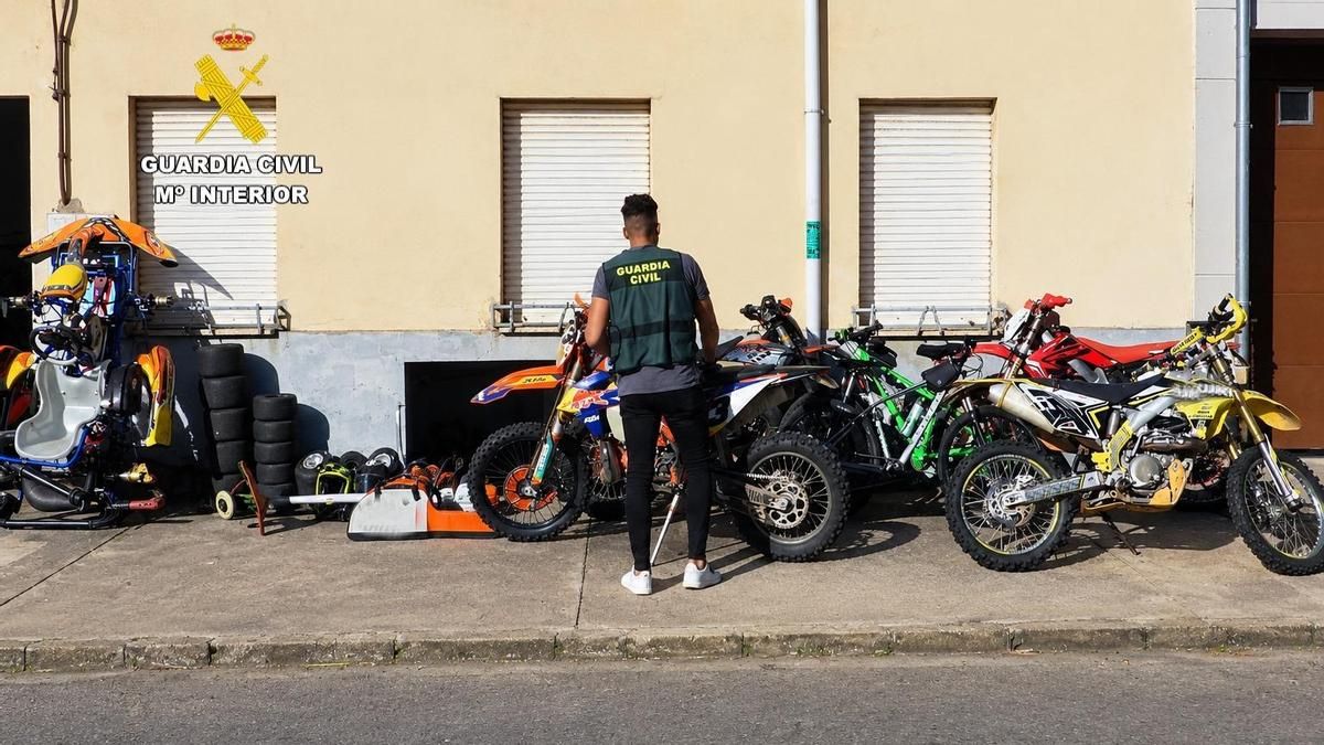 Kart de competición, cuatro motos, dos bicis y herramientas motorizadas robadas en el Páramo y recuperadas.