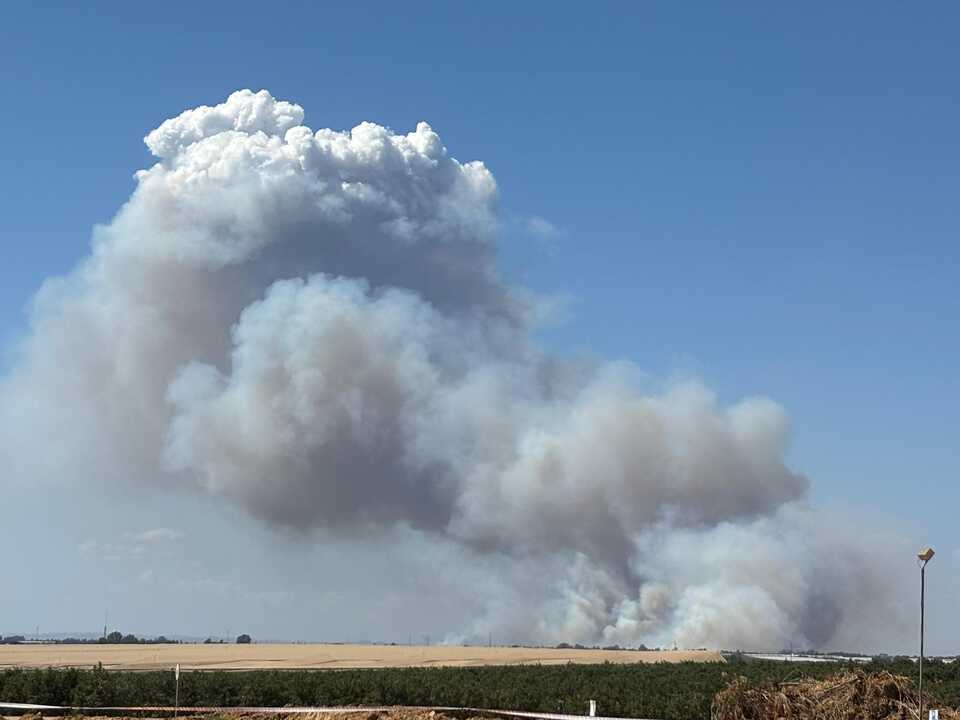 Incendio en Villablanca: Hasta siete medios aéreos combaten las llamas