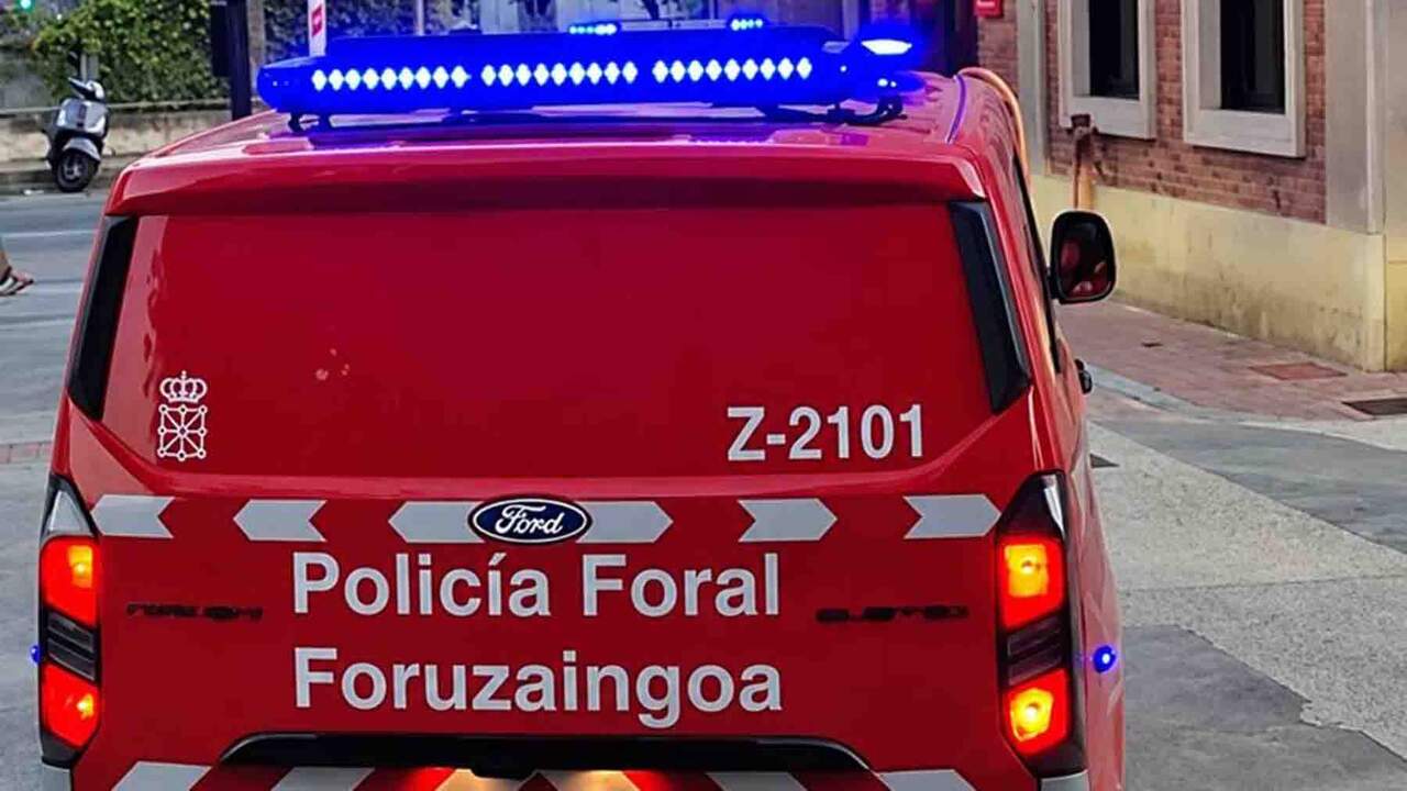<p><strong>Detenida pareja en Mendigorría tras intentar agredir a la Policía durante intervención por comportamiento violento de una mujer</strong> </p>
<p>La intervención de la Policía Foral en un establecimiento de Mendigorría por el comportamiento agresivo de una mujer ha resultado en la detención de una pareja de 28 años. Los hechos ocurrieron el sábado 26 de septiembre alrededor de las 19:20 horas, cuando se recibió un aviso sobre la conducta violenta de la mujer hacia los clientes. Al llegar, los agentes se encontraron también con un hombre que conducía de manera errática y bajo los efectos del alcohol.</p>
<p>A pesar de las indicaciones de los policías para que la mujer abandonara el lugar, esta mantuvo una actitud desafiante y, junto al hombre, intentó agredir a los agentes, lo que llevó a su detención por delitos de atentado y resistencia grave a la autoridad. Además, el hombre enfrenta cargos por conducción bajo la influencia de bebidas alcohólicas. Durante el mismo fin de semana, la Policía Foral realizó otras cinco detenciones en diferentes localidades de Navarra relacionadas con órdenes judiciales vigentes.</p>