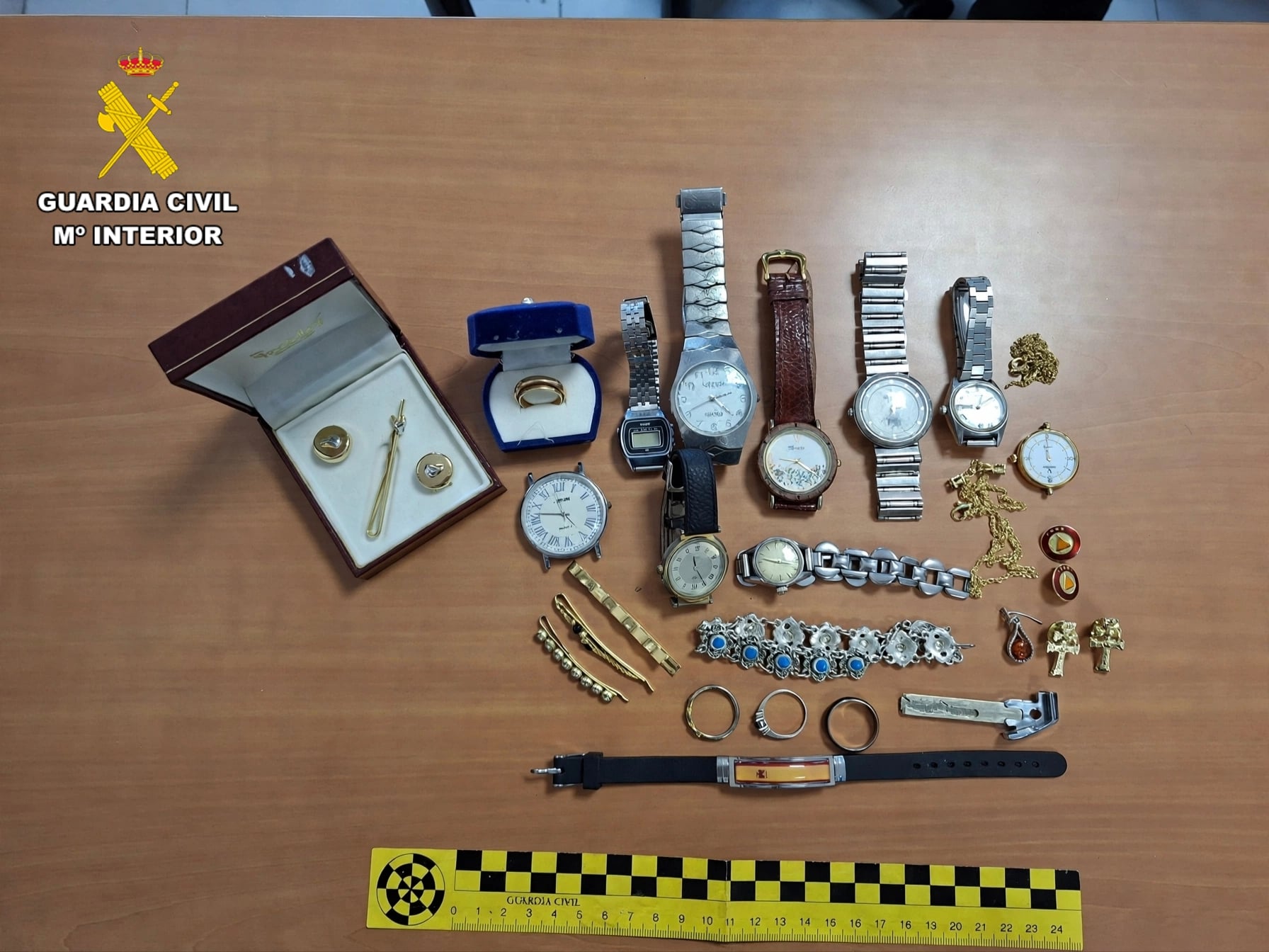 Detenido en El Casar un hombre por robo con fuerza en una vivienda, sorprendido escondido entre cajas.