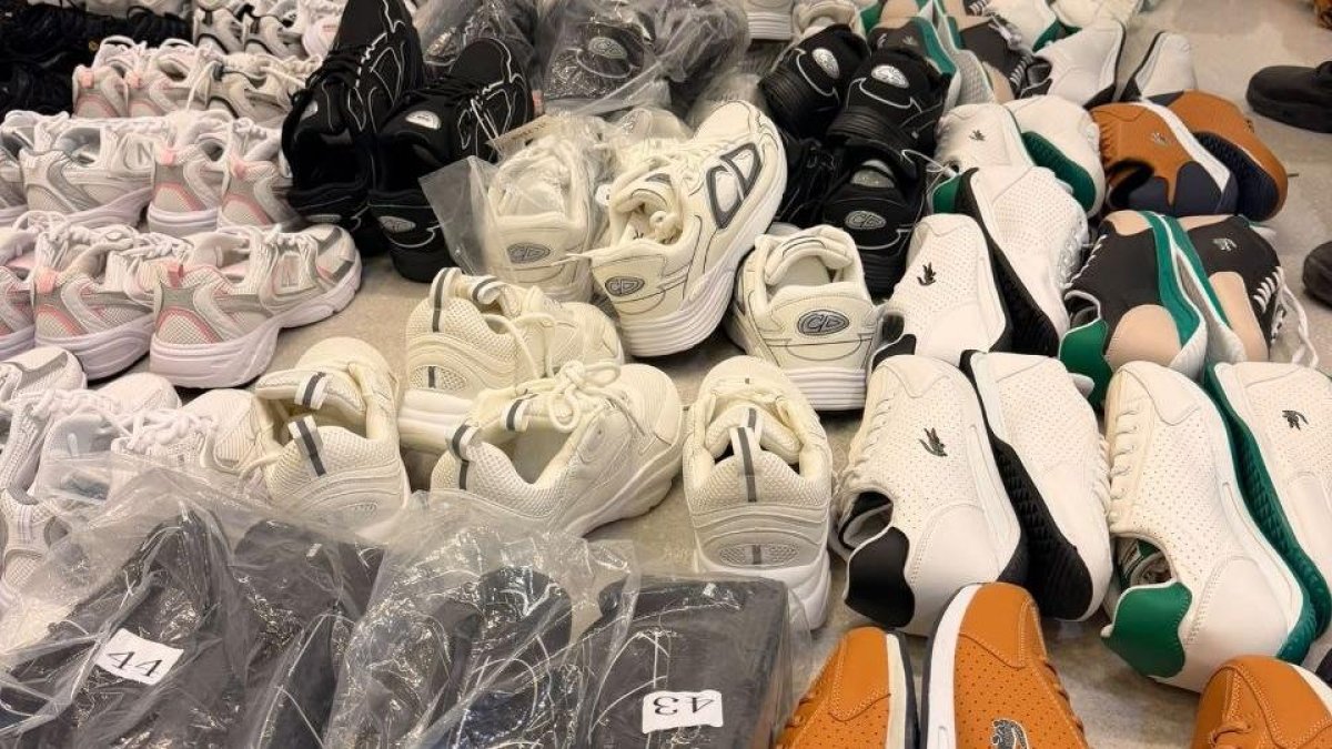 Detenido en L’Aldea un hombre por supuesto delito de propiedad industrial tras hallar 327 pares de zapatillas falsificadas en su vehículo