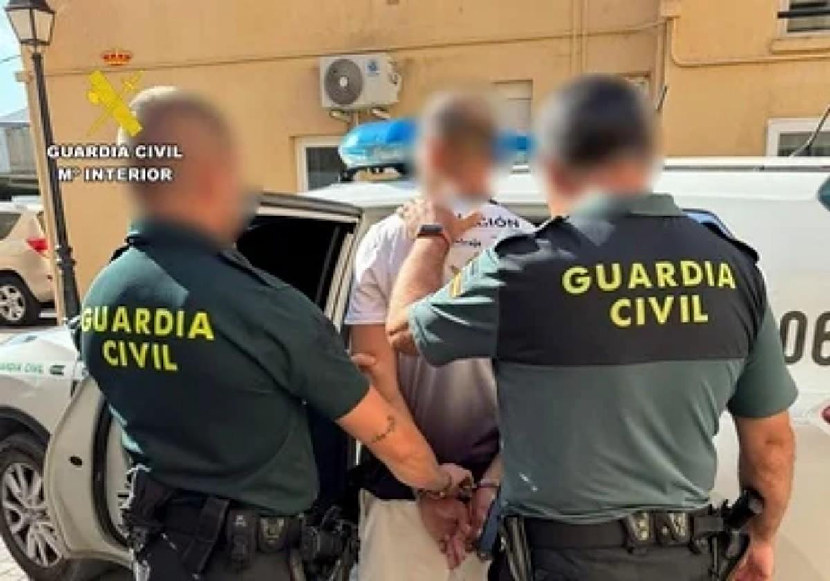 <p><strong>Detenido en Murcia un hombre vinculado a robo de coche y retención de ocupantes en Alicante, además de presuntos actos de exhibicionismo en una piscina municipal</strong></p>