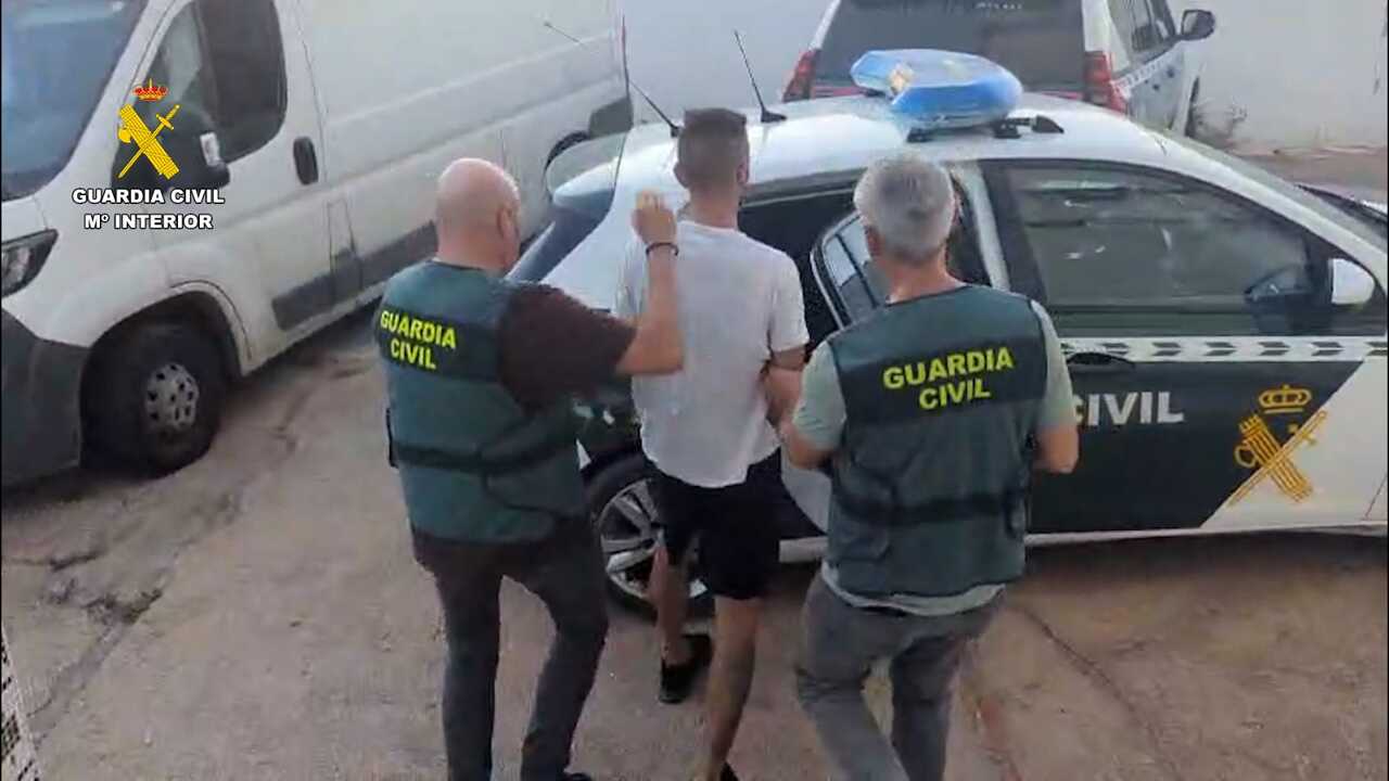 Agentes llevándose al detenido