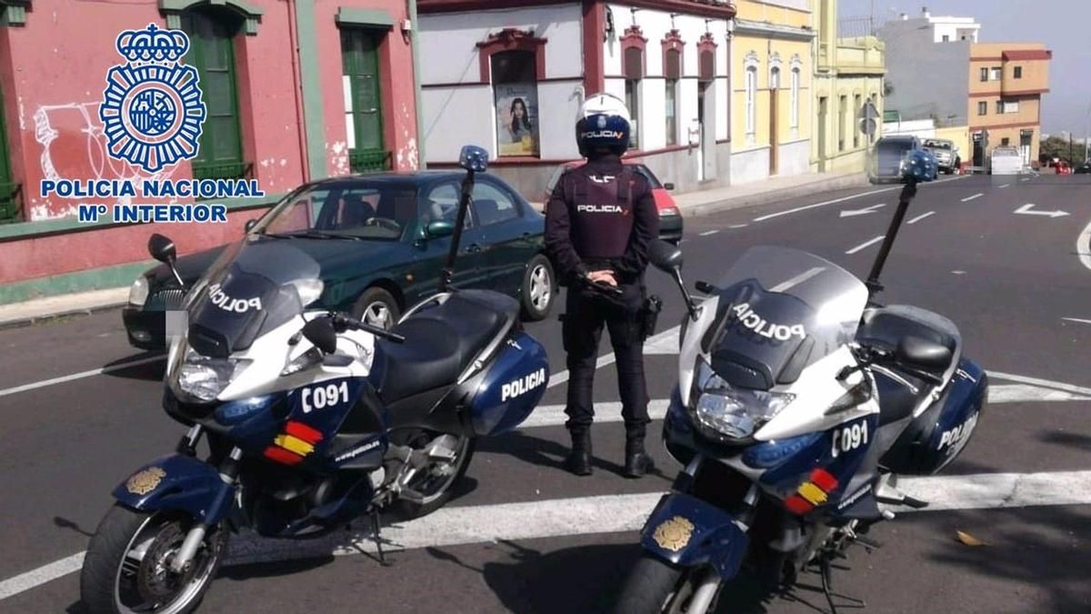 Agente de la Policía Nacional, en Santa Cruz de Tenerife, en una imagen de archivo.