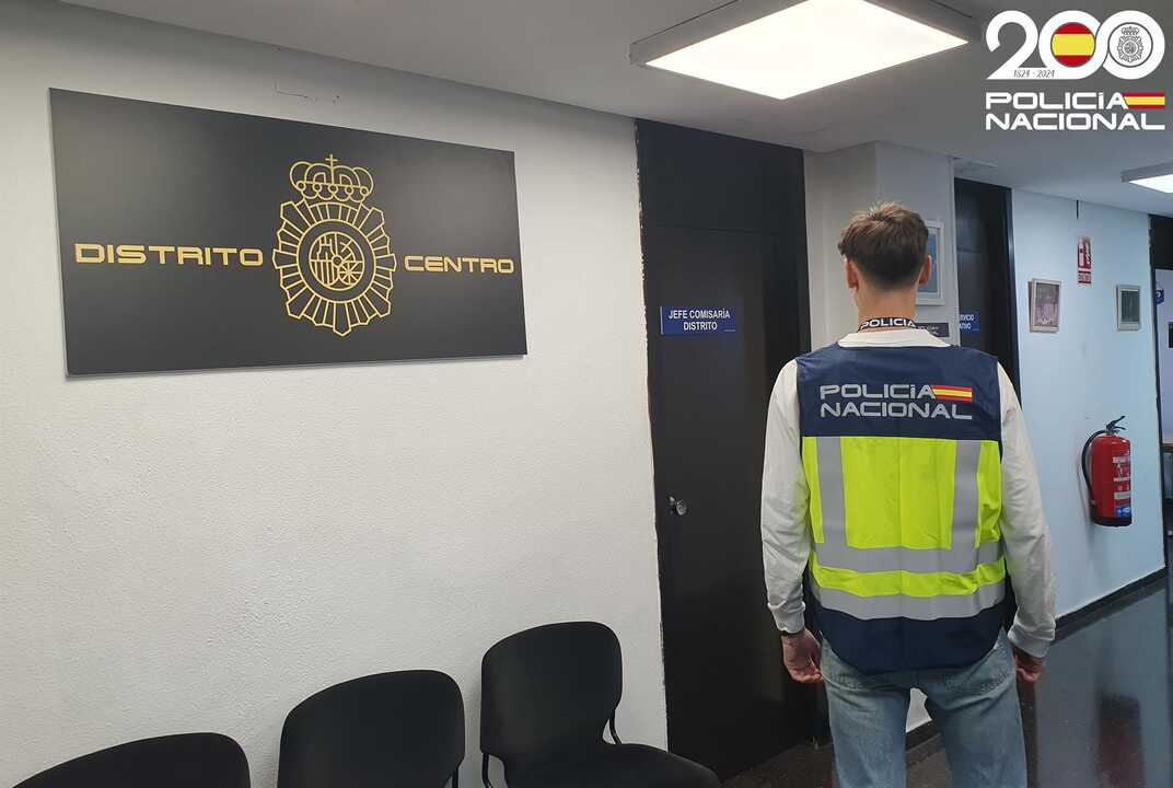 Detenido por haber golpeado e incluso mordido a un hombre tras esperarlo agazapado en su portal