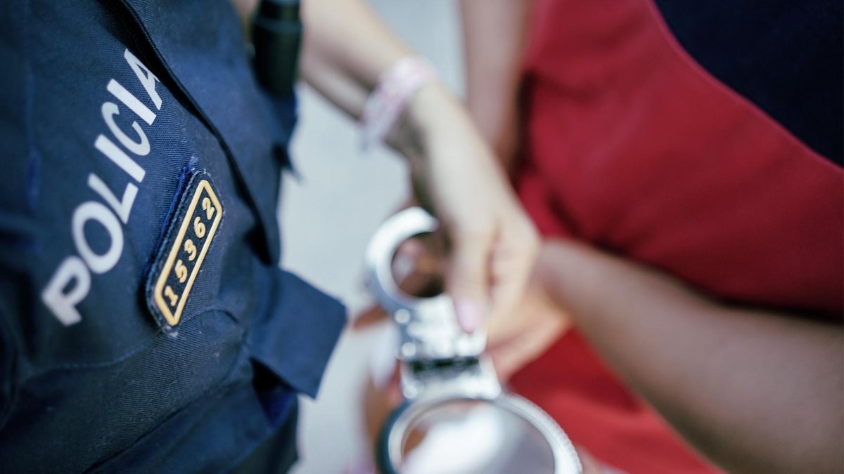 Dos detenidos por robar cables, baterías y balizas de un taller en el Vendrell