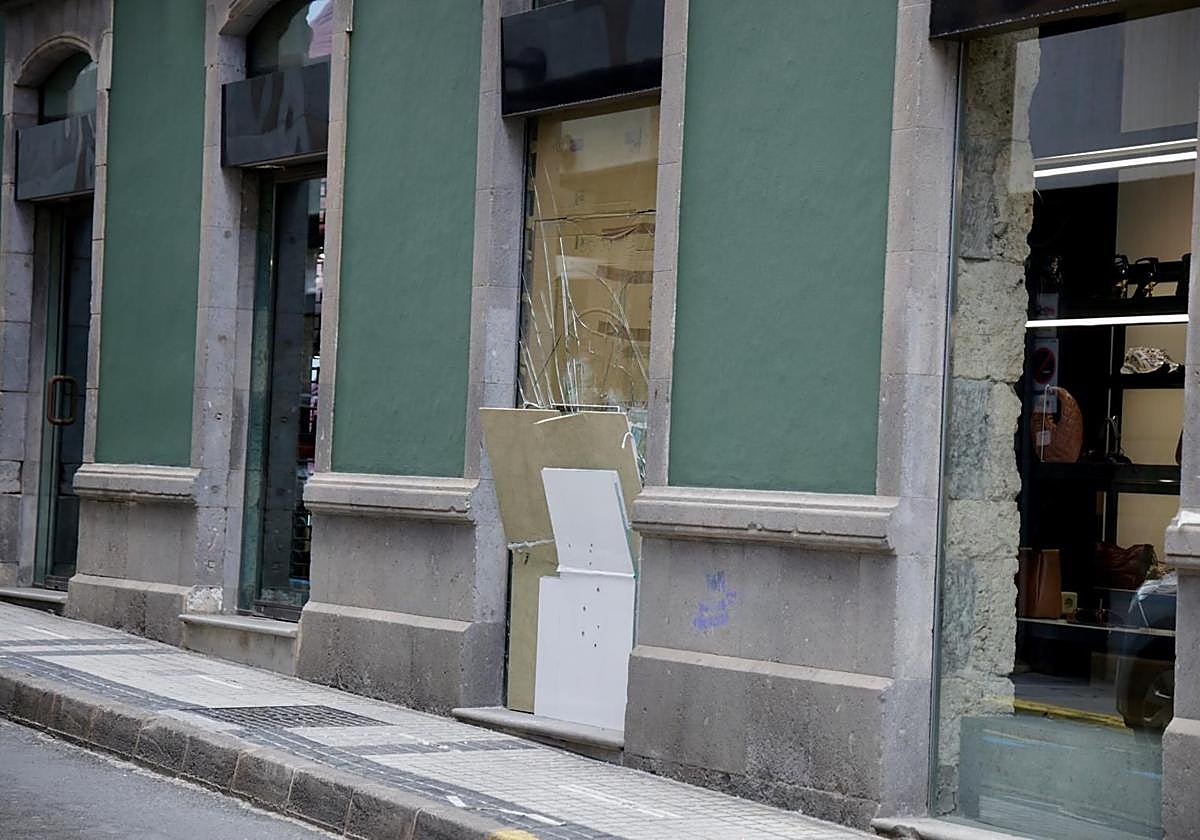 Dos personas detenidas cuando intentaban acceder de madrugada para robar en un local de Triana