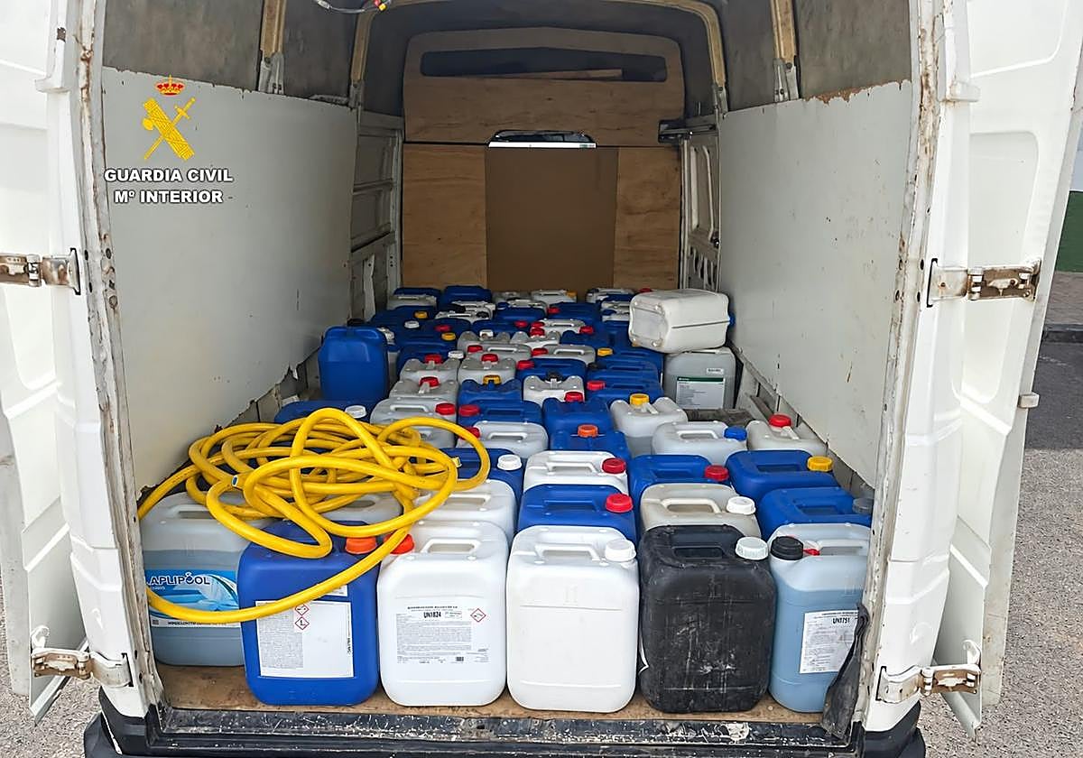 Tres detenidos en Fuerteventura por su presunta implicación en el 'petaqueo': transportaban casi 2.000 litros de gasolina en garrafas