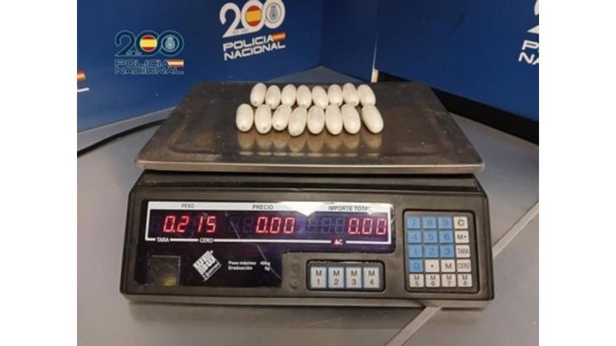 Detenida una embarazada en Barajas con 69 bellotas de cocaína en el interior de su cuerpo