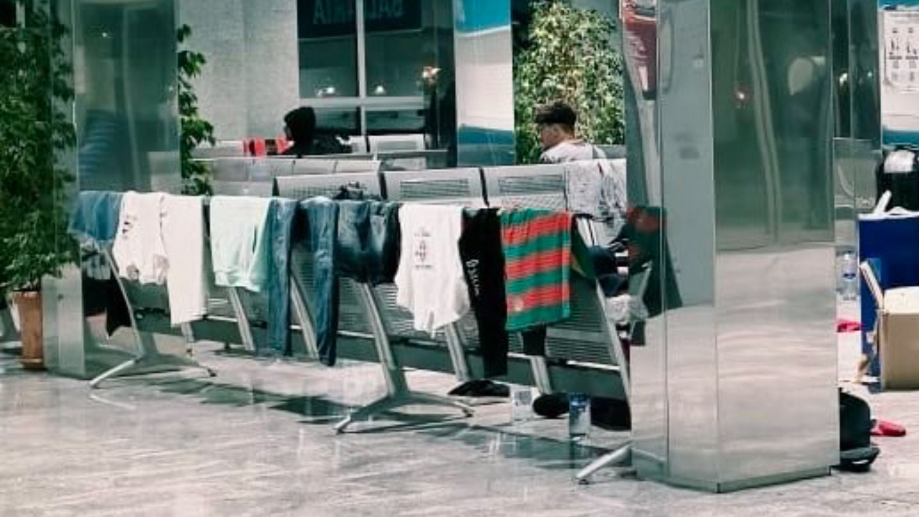 Inmigrantes ilegales llegados en patera duermen y tienden su ropa en las butacas de la Estación Marítima de Palma