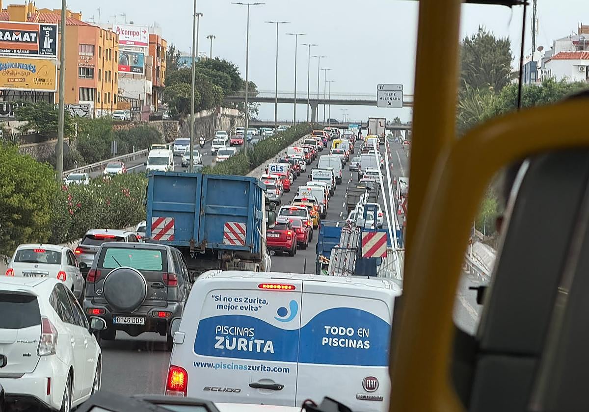 Atasco descomunal en la Avenida Marítima tras producirse dos accidentes en ambos sentidos