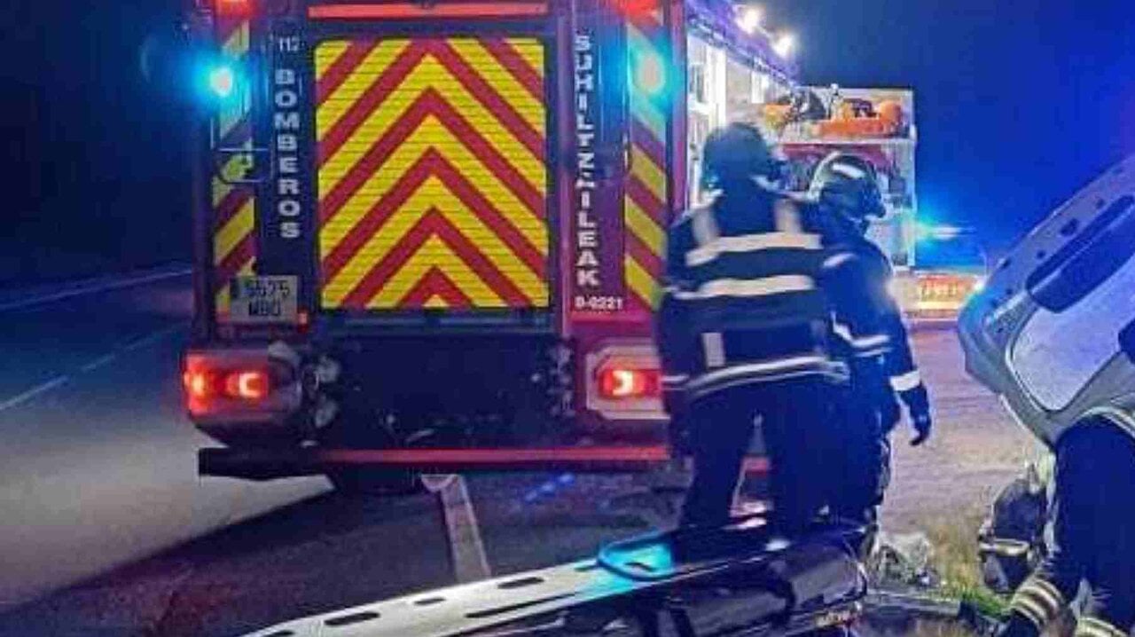 Dos heridos en un grave accidente tras salirse de la vía y volcar su coche en la Autopista de Navarra